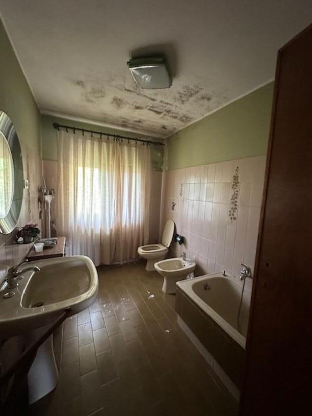 Immagine 30 di Casa indipendente in vendita  a Massa