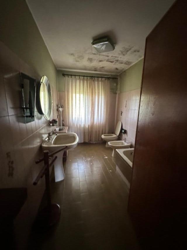 Immagine 29 di Casa indipendente in vendita  a Massa