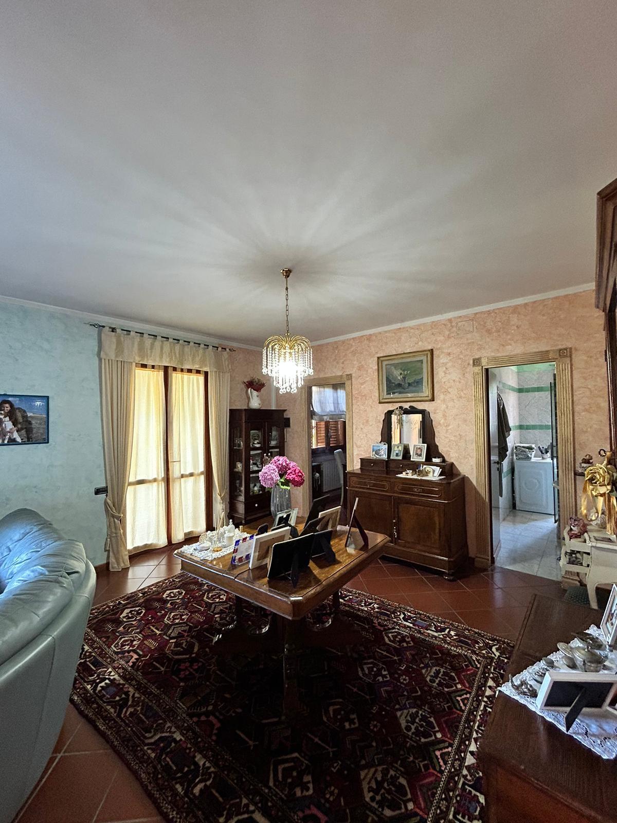 Immagine 1 di Villetta a schiera in vendita  a Massa