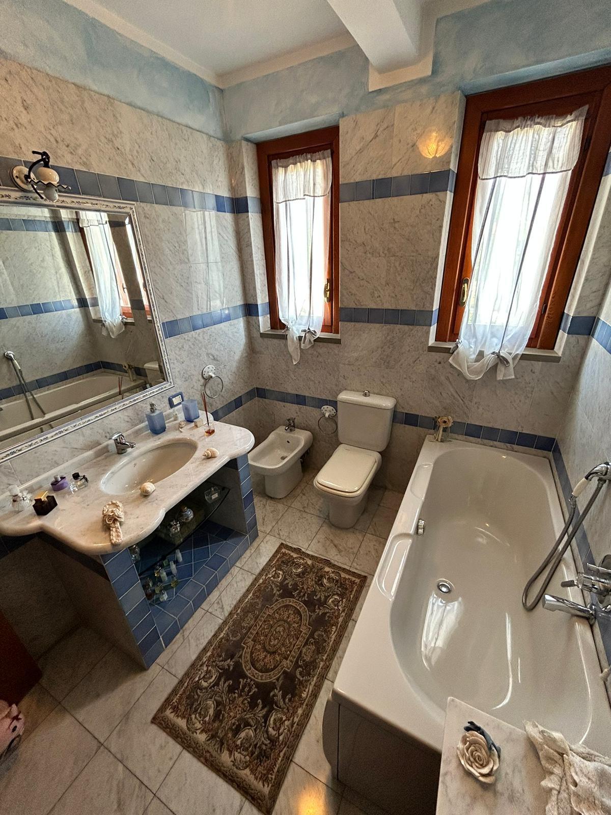 Immagine 7 di Villetta a schiera in vendita  a Massa