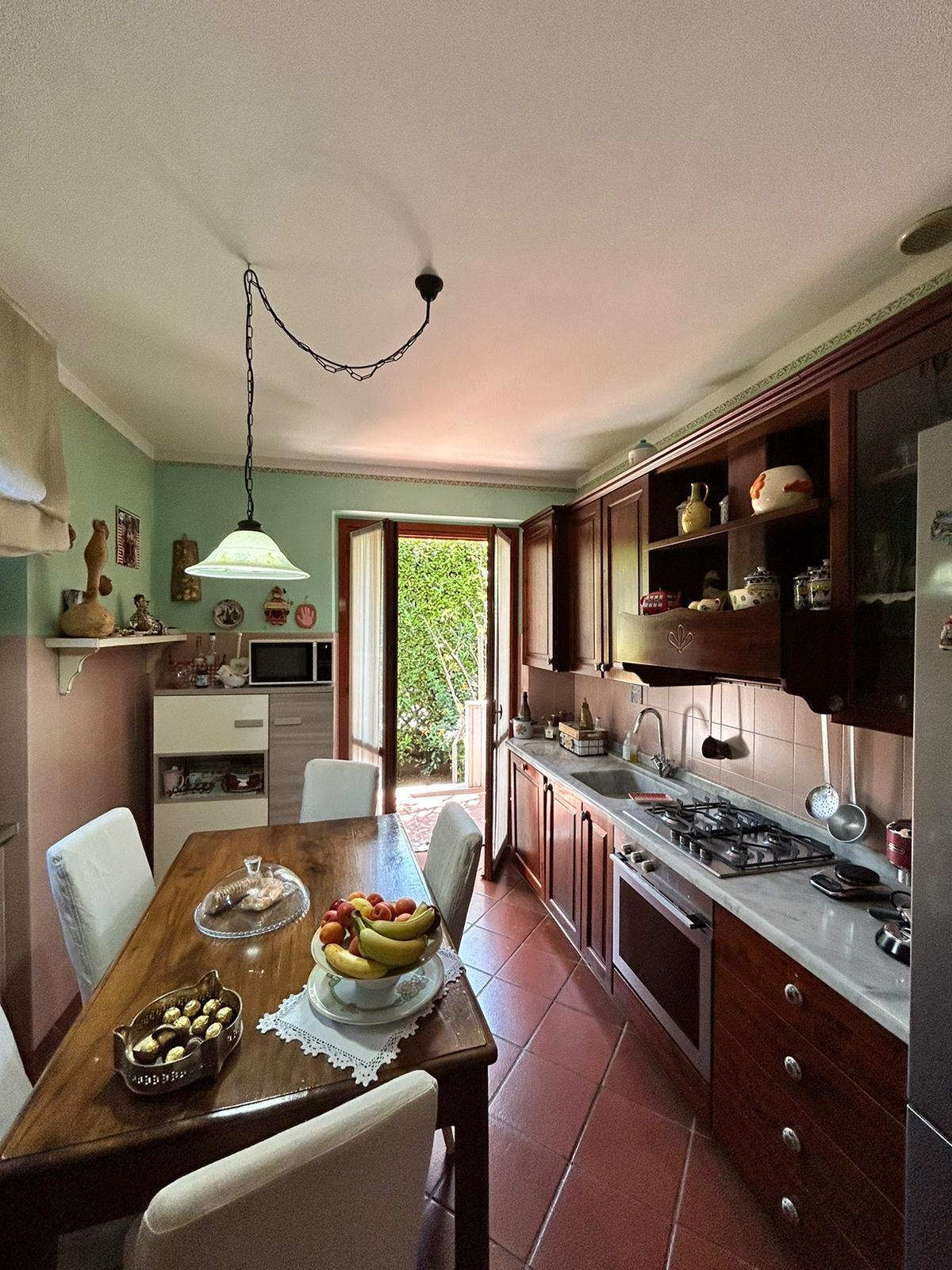 Immagine 2 di Villetta a schiera in vendita  a Massa