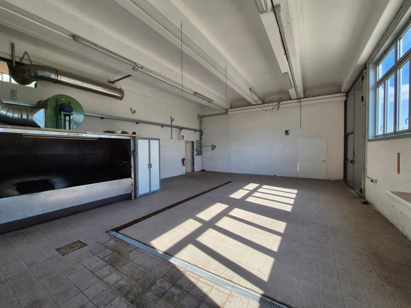 Immagine 8 di Capannone industriale in affitto  a Santa Croce Sull'arno