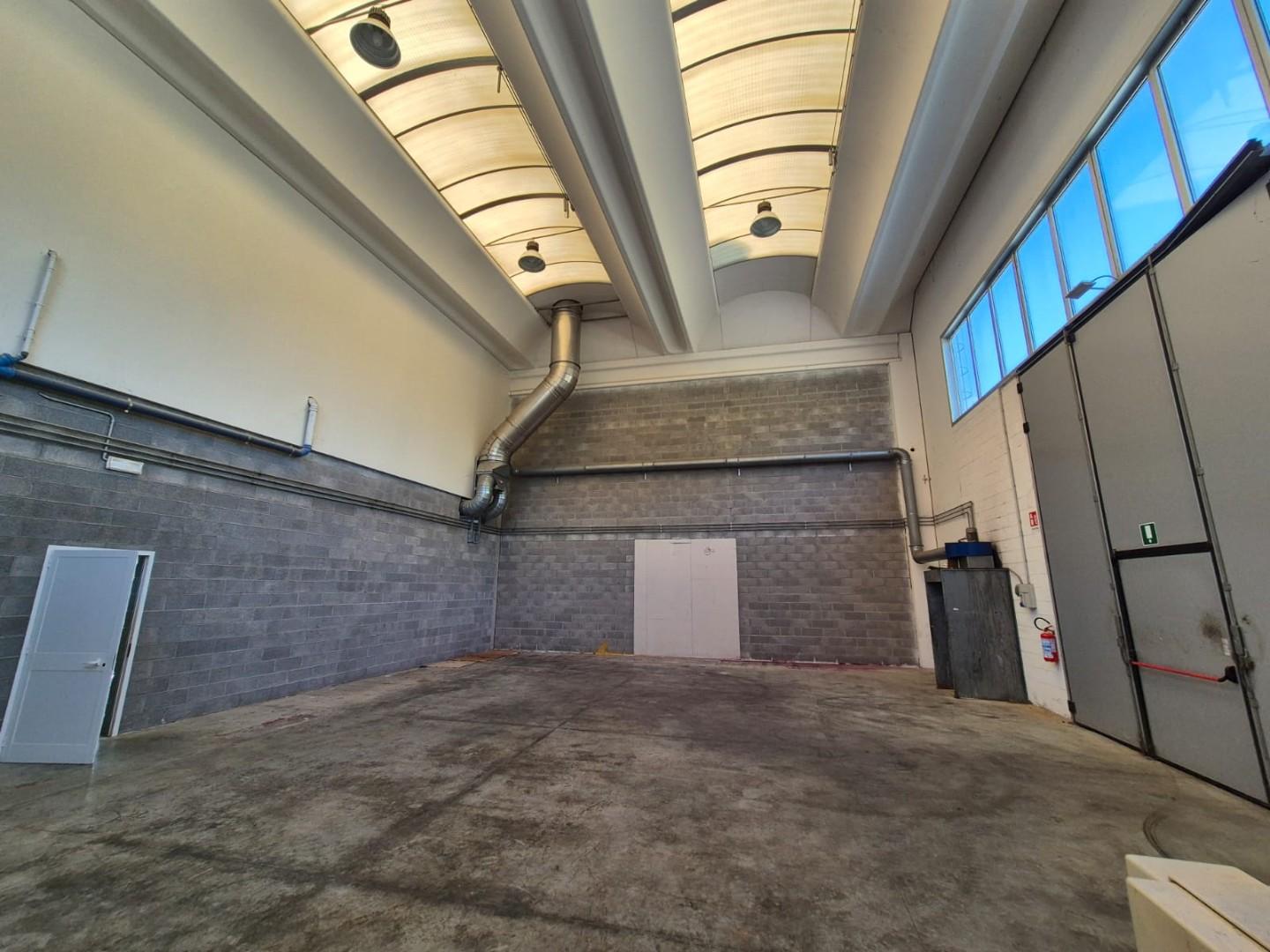 Immagine 3 di Capannone industriale in affitto  a Santa Croce Sull'arno