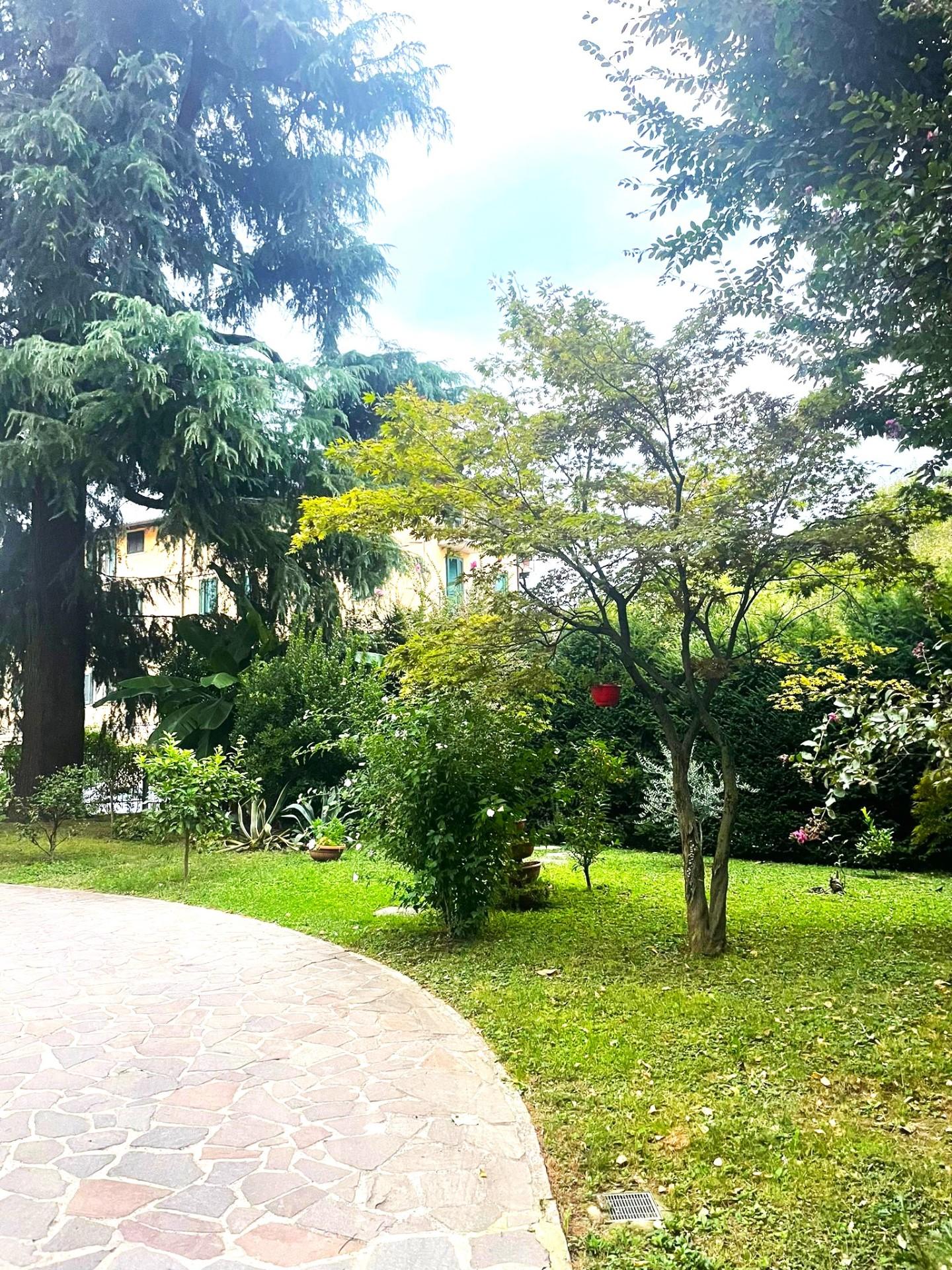 Immagine 2 di Appartamento in vendita  a Bergamo