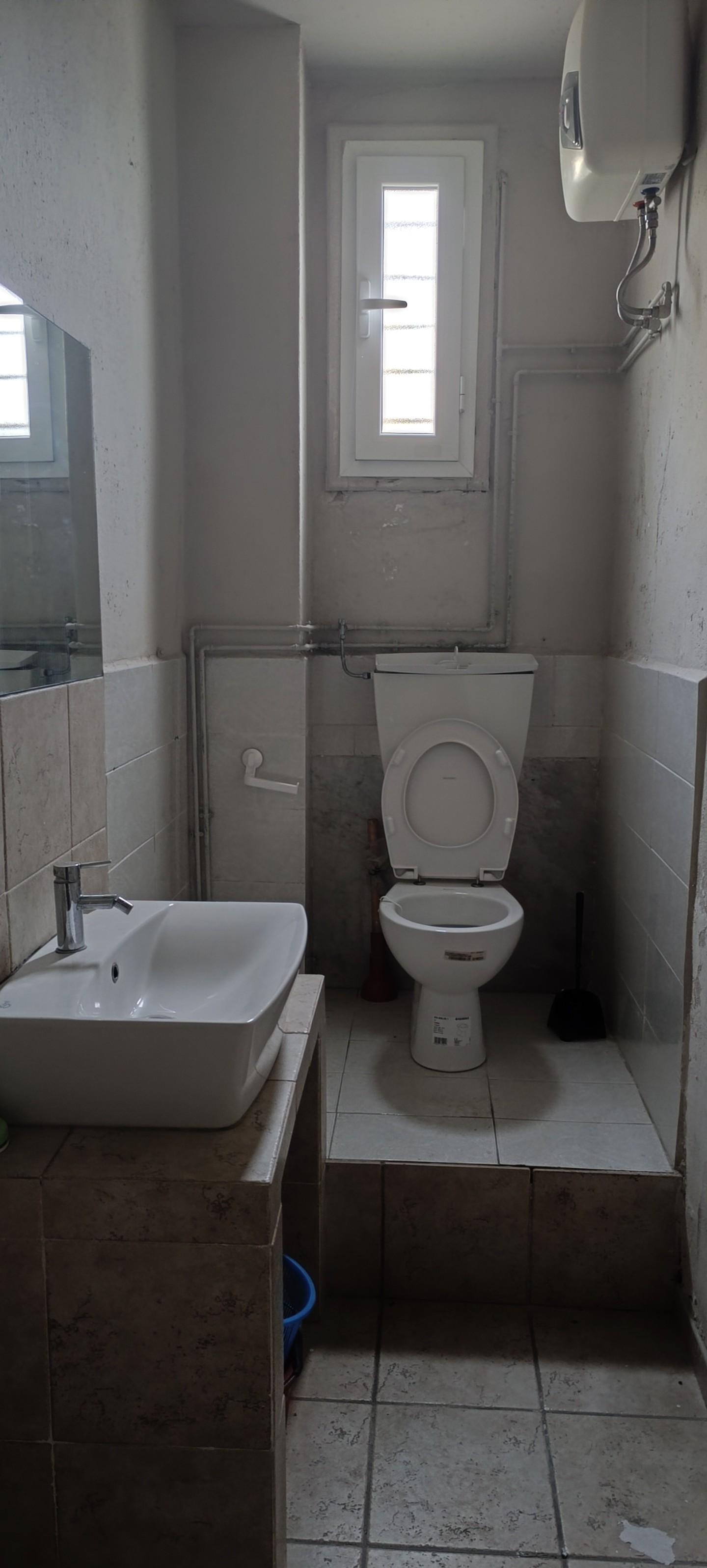 Immagine 10 di Locale commerciale in vendita  a Carrara