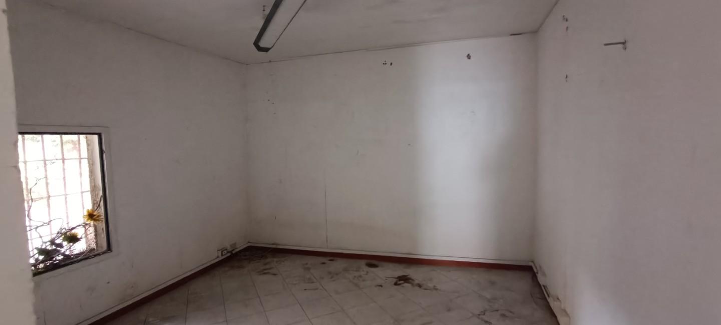 Immagine 6 di Locale commerciale in vendita  a Carrara