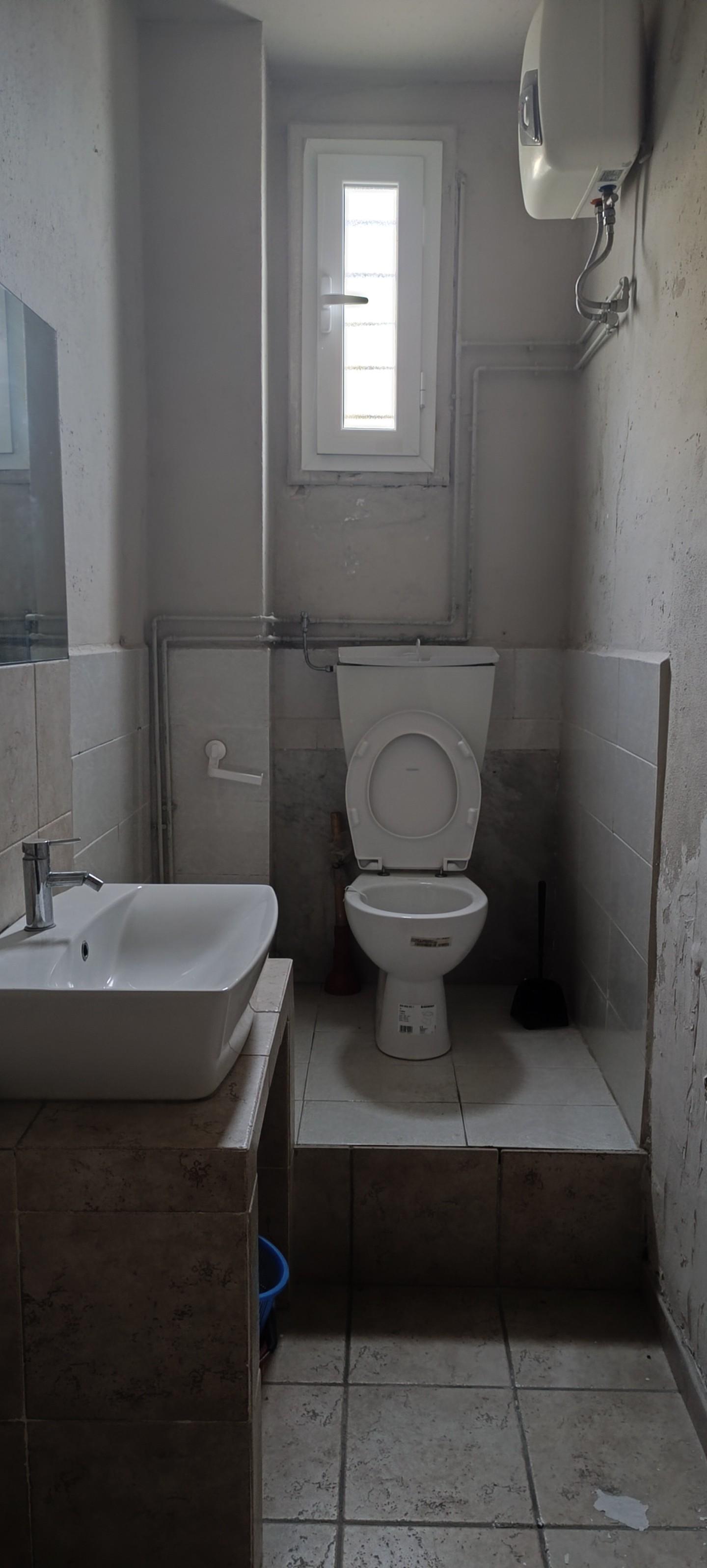 Immagine 11 di Locale commerciale in vendita  a Carrara