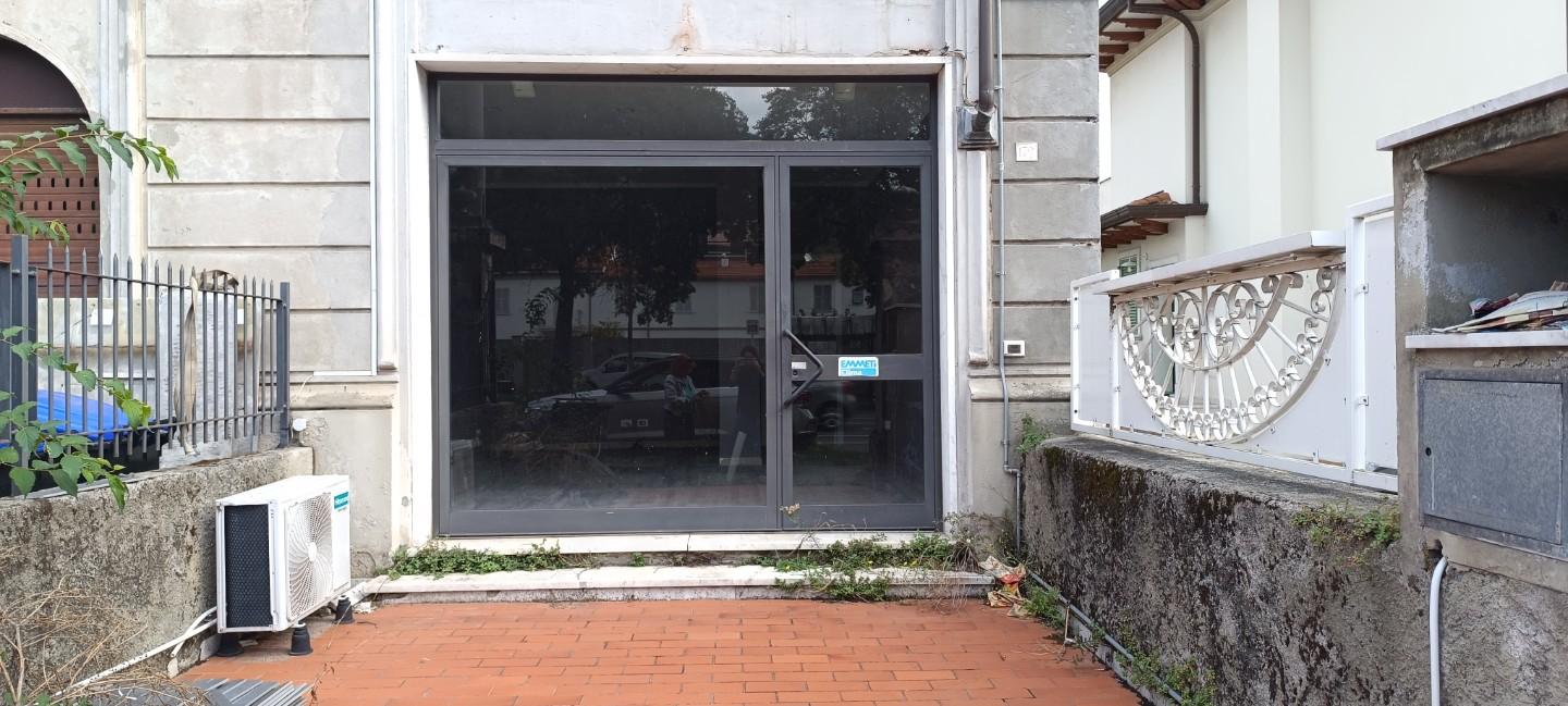 Immagine 1 di Locale commerciale in vendita  a Carrara