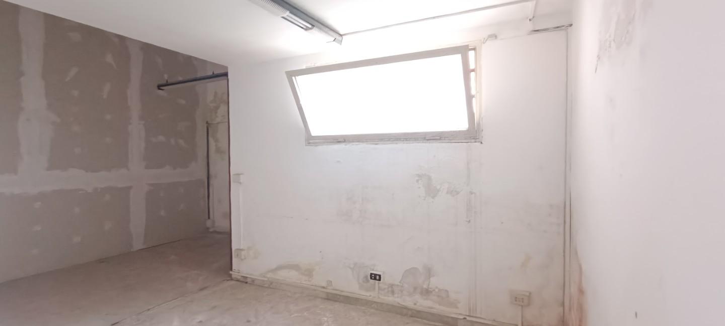 Immagine 7 di Locale commerciale in vendita  a Carrara