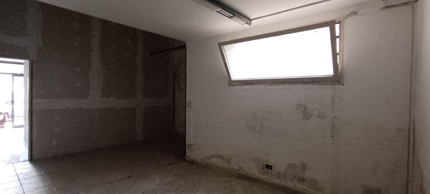 Immagine 8 di Locale commerciale in vendita  a Carrara