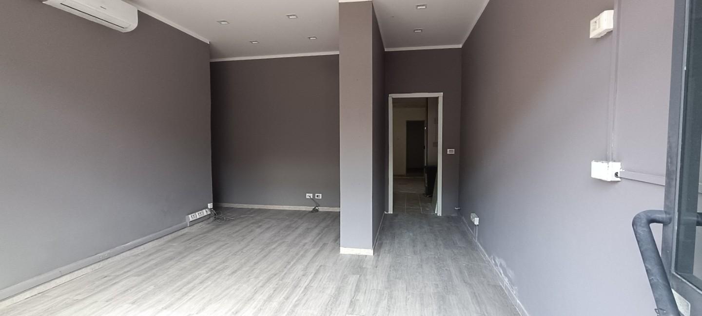 Immagine 3 di Locale commerciale in vendita  a Carrara