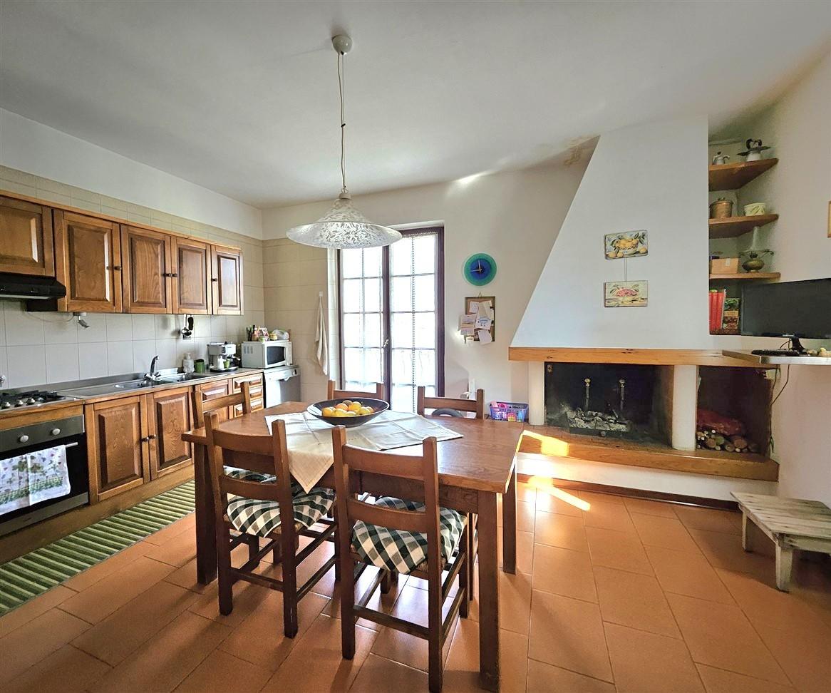 Immagine 5 di Appartamento in vendita  a Massa