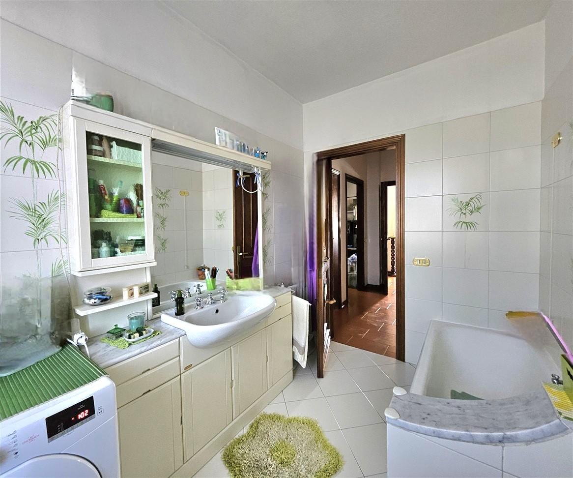 Immagine 13 di Appartamento in vendita  a Massa