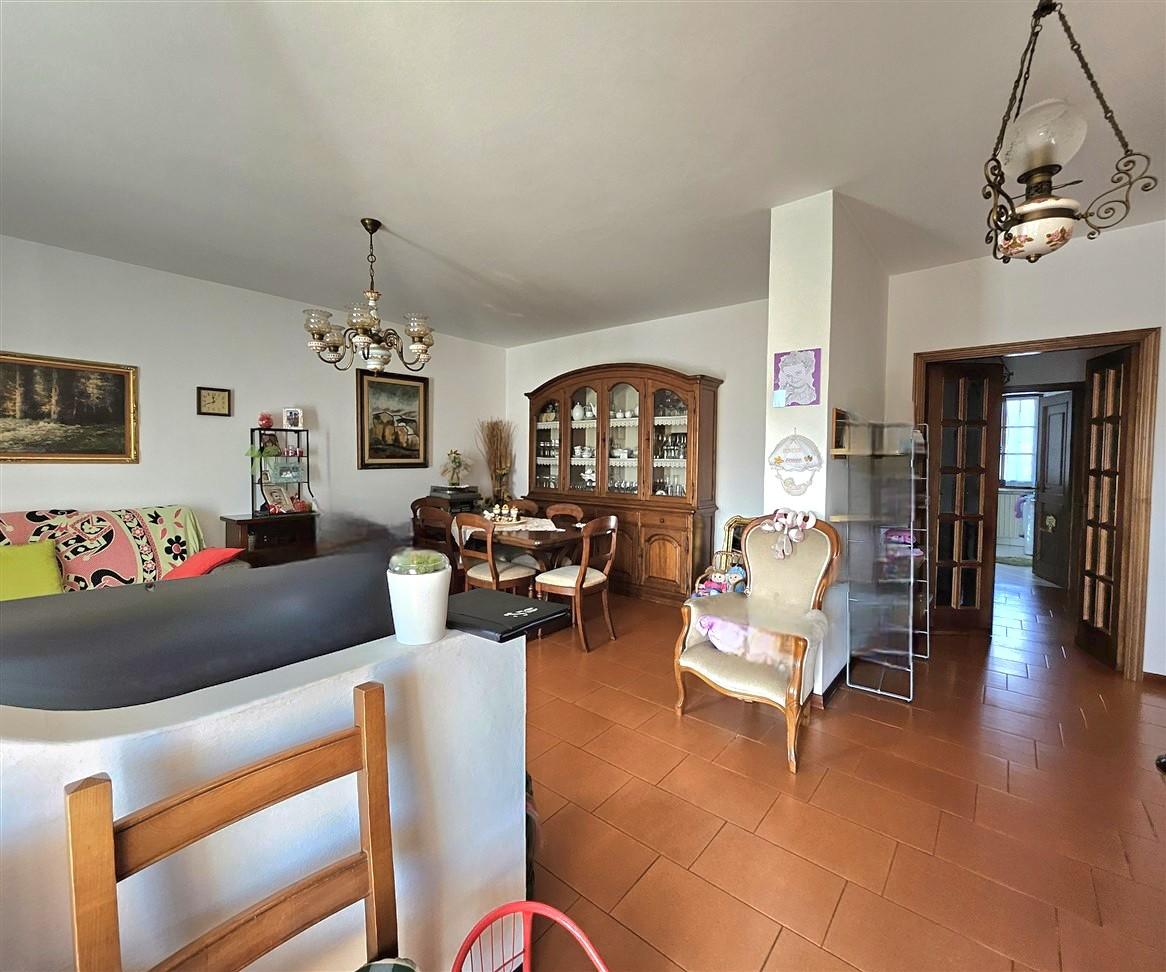 Immagine 2 di Appartamento in vendita  a Massa