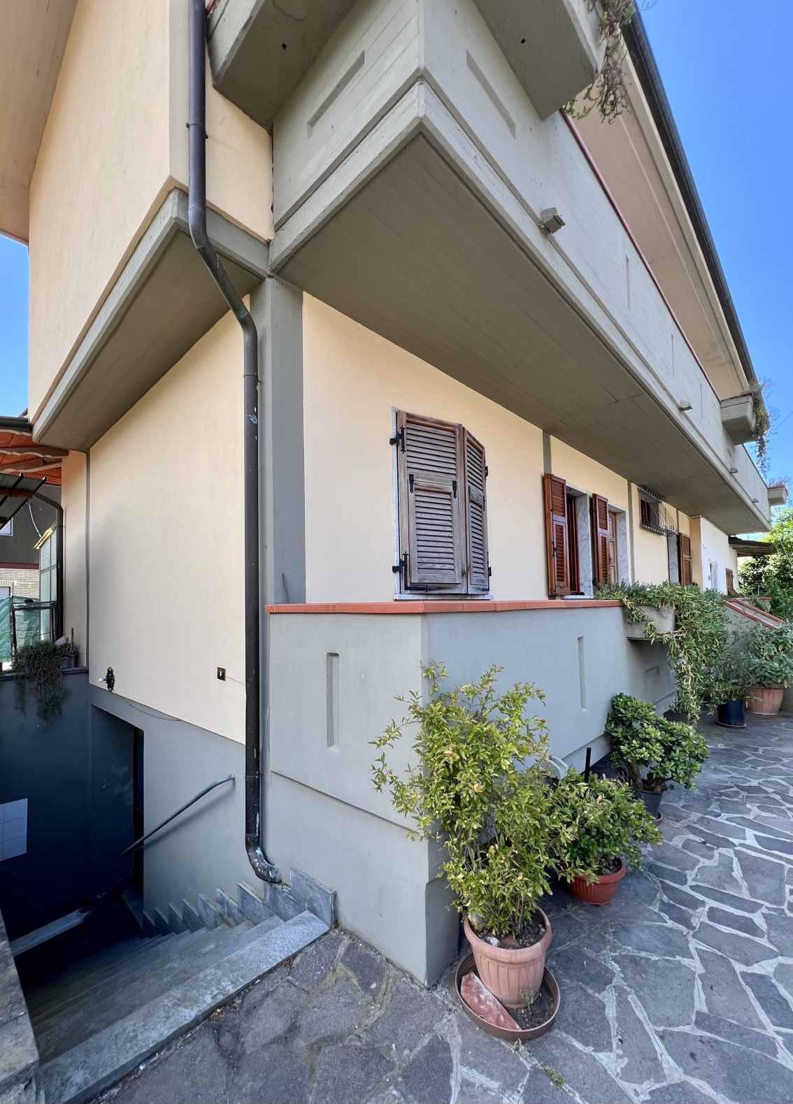 Immagine 2 di Casa bifamiliare in vendita  a Massa