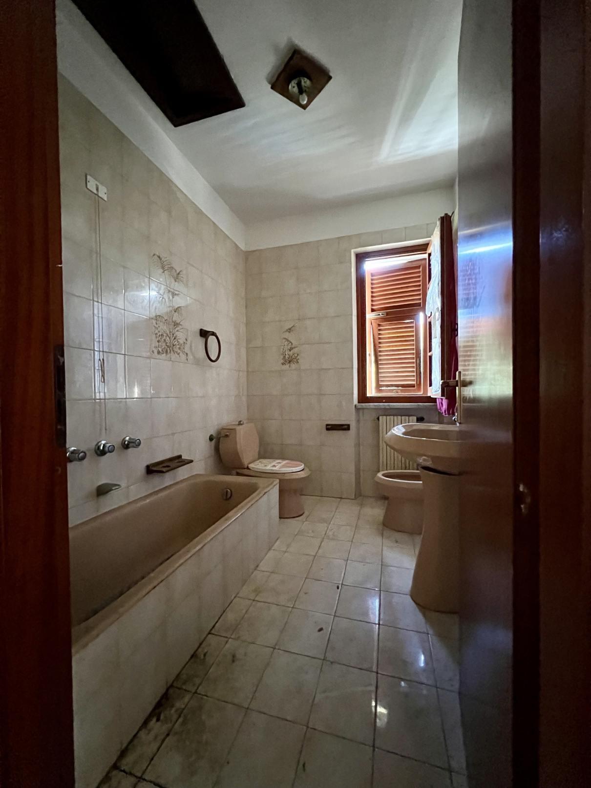 Immagine 13 di Casa bifamiliare in vendita  a Massa