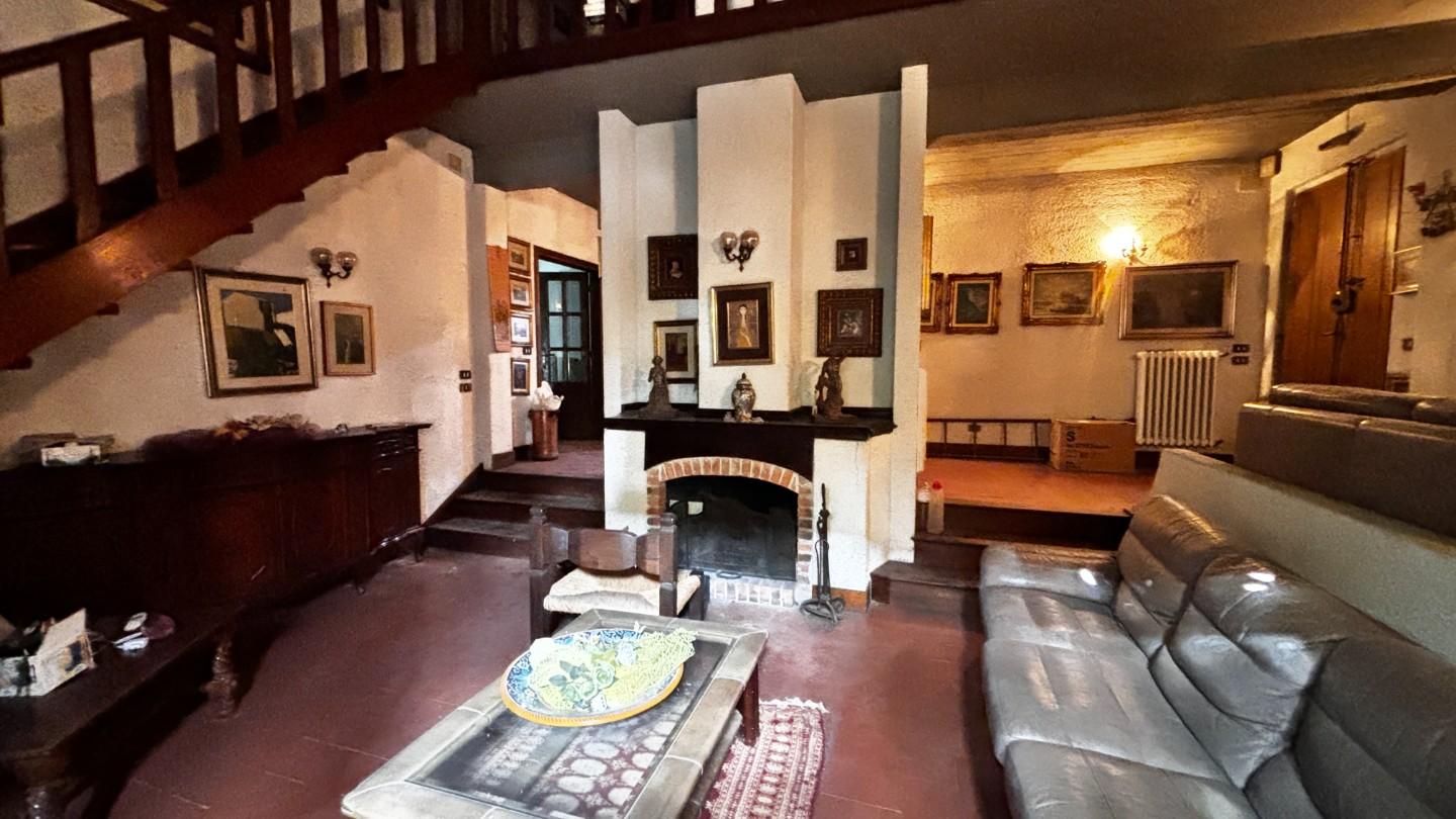 Immagine 2 di Villa in vendita  a Cascina