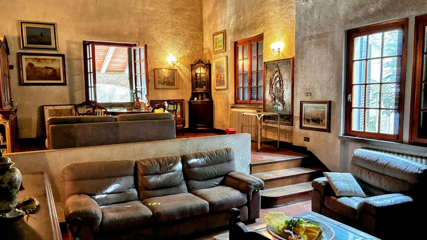 Immagine 5 di Villa in vendita  a Cascina