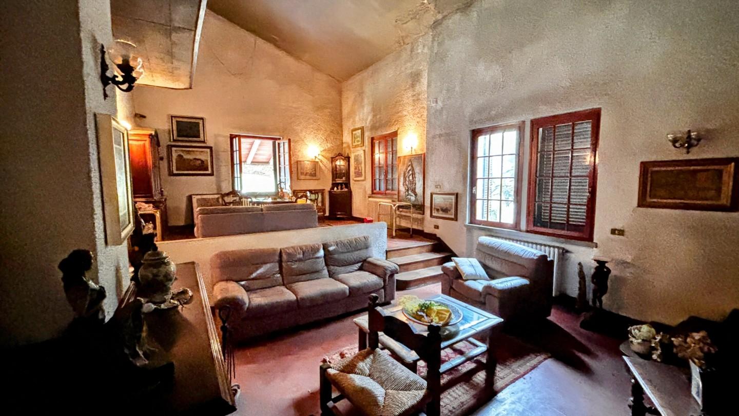 Immagine 1 di Villa in vendita  a Cascina