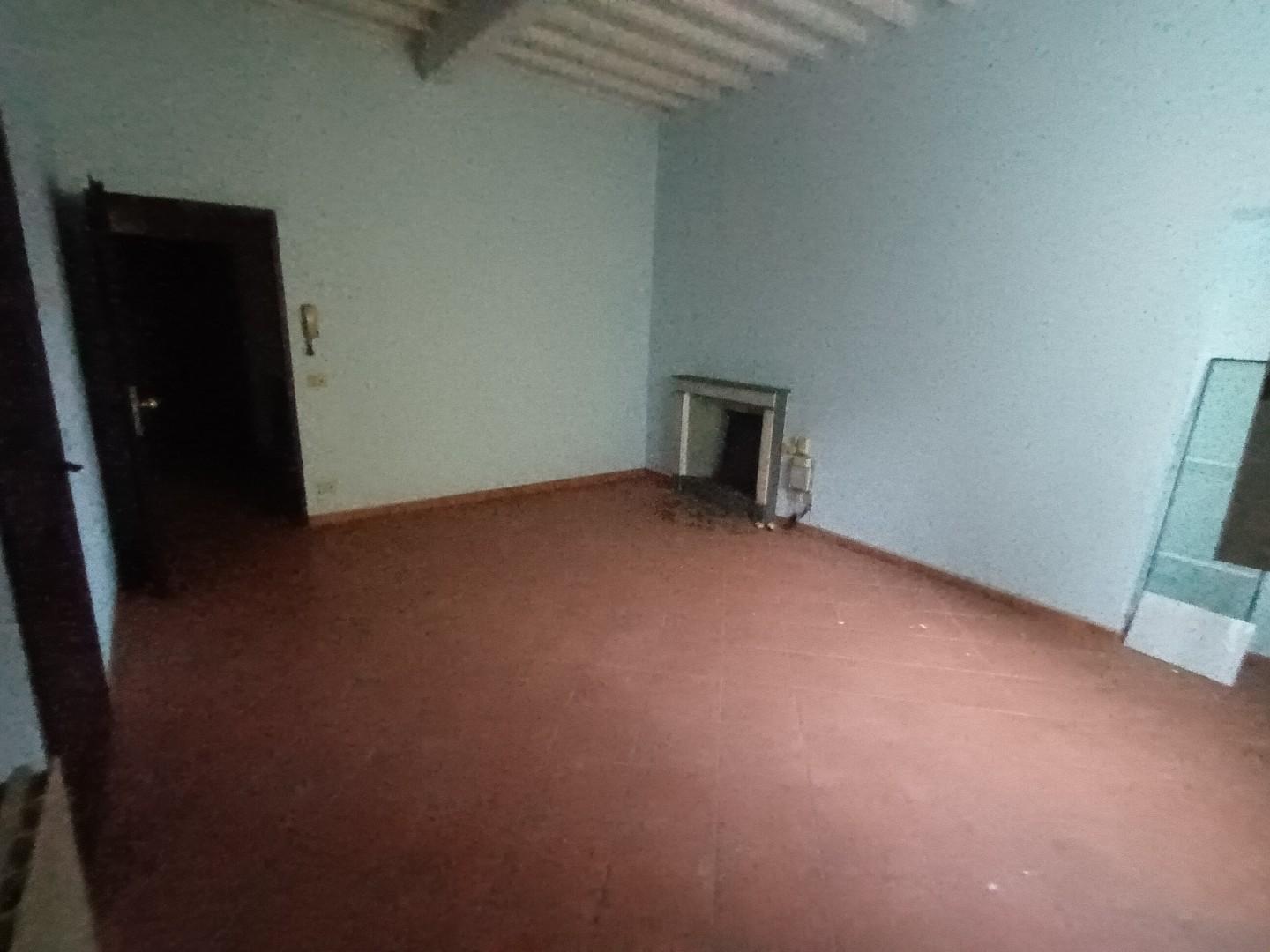 Immagine 10 di Ufficio in vendita  a Lucca