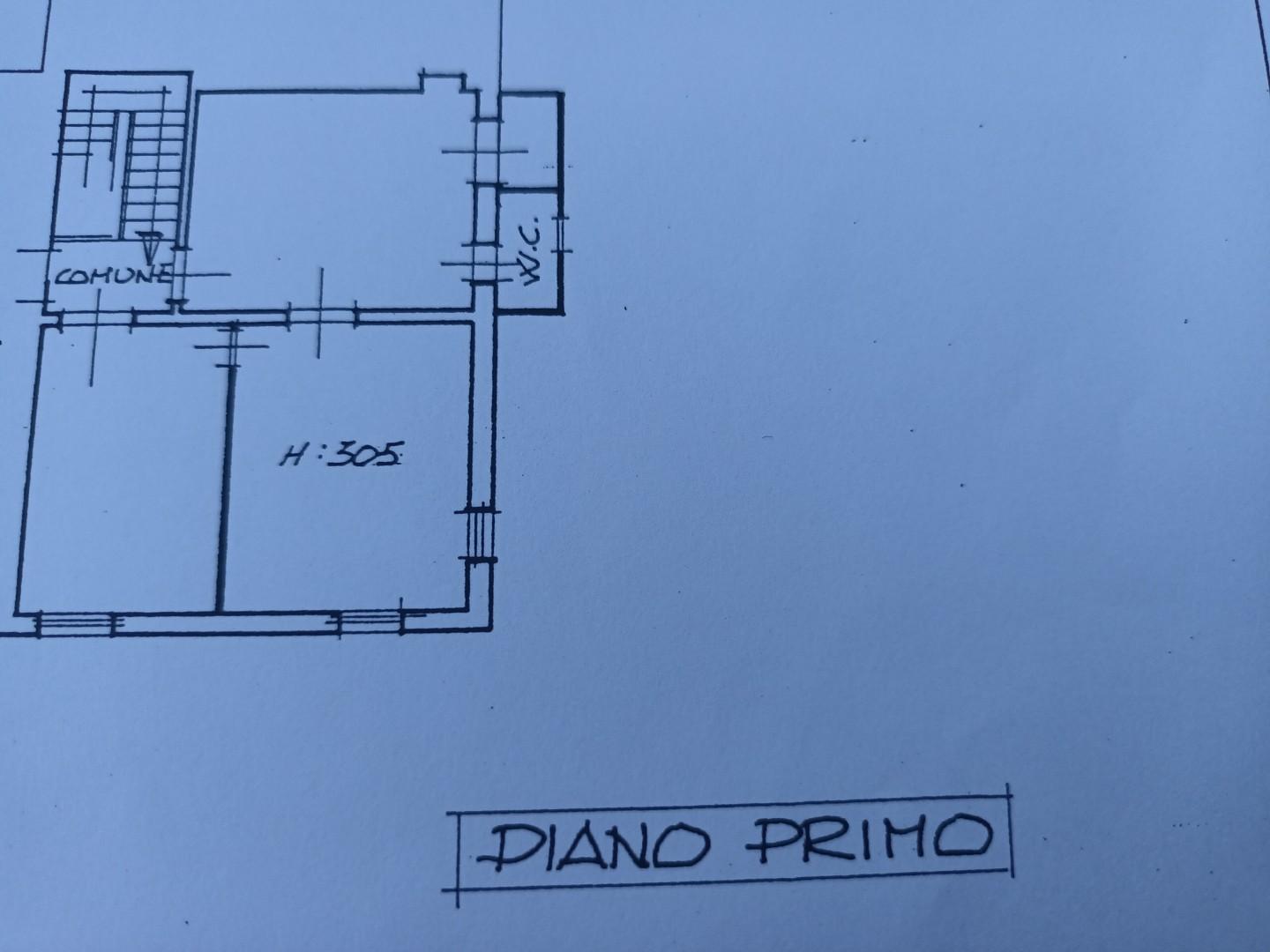 Immagine 11 di Ufficio in vendita  a Lucca