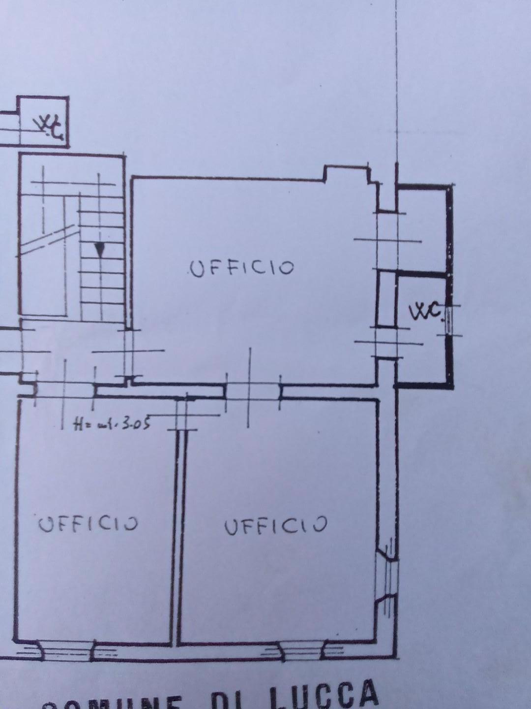 Immagine 12 di Ufficio in vendita  a Lucca