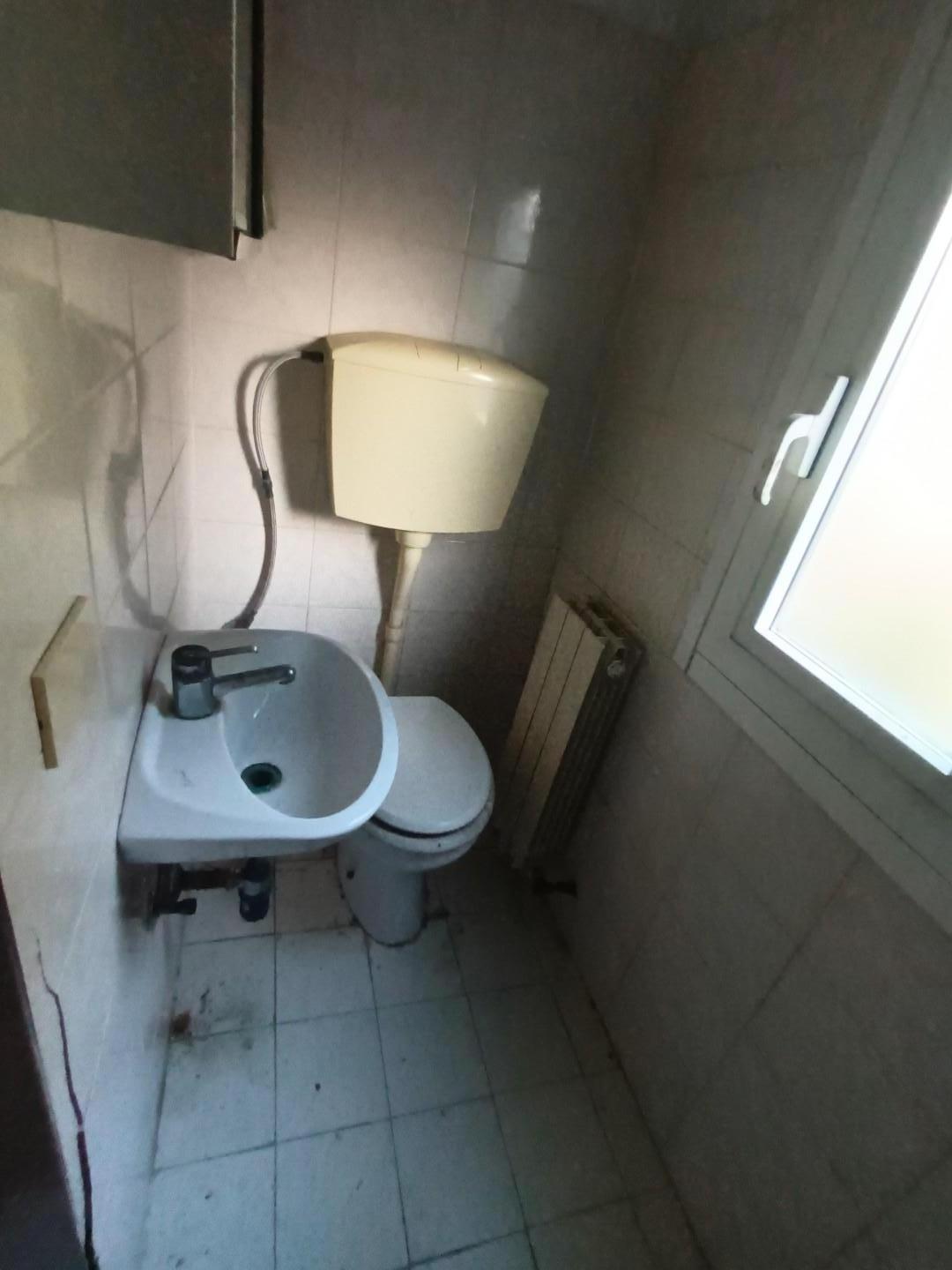 Immagine 4 di Ufficio in vendita  a Lucca