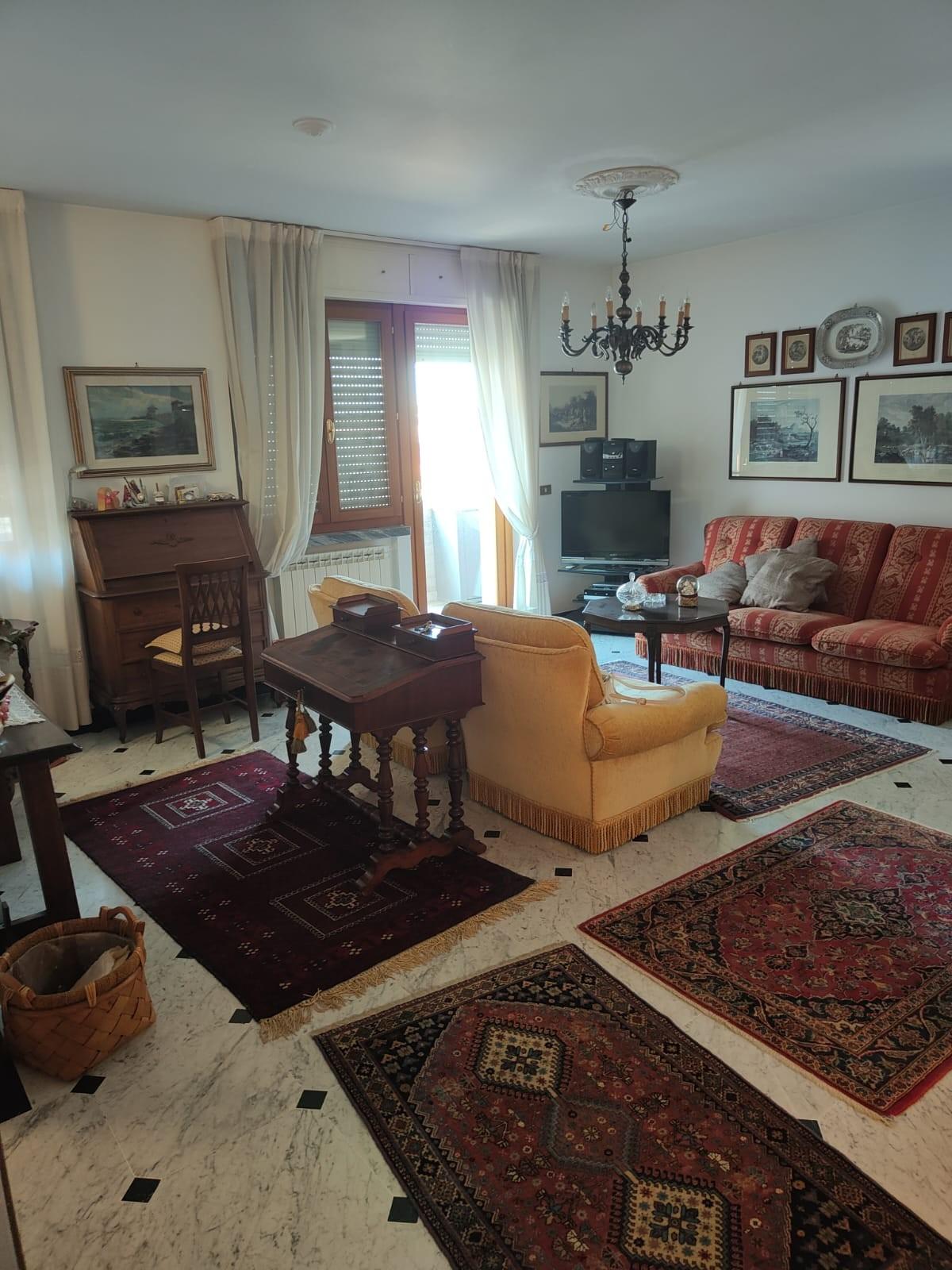 Immagine 12 di Appartamento in vendita  a Carrara