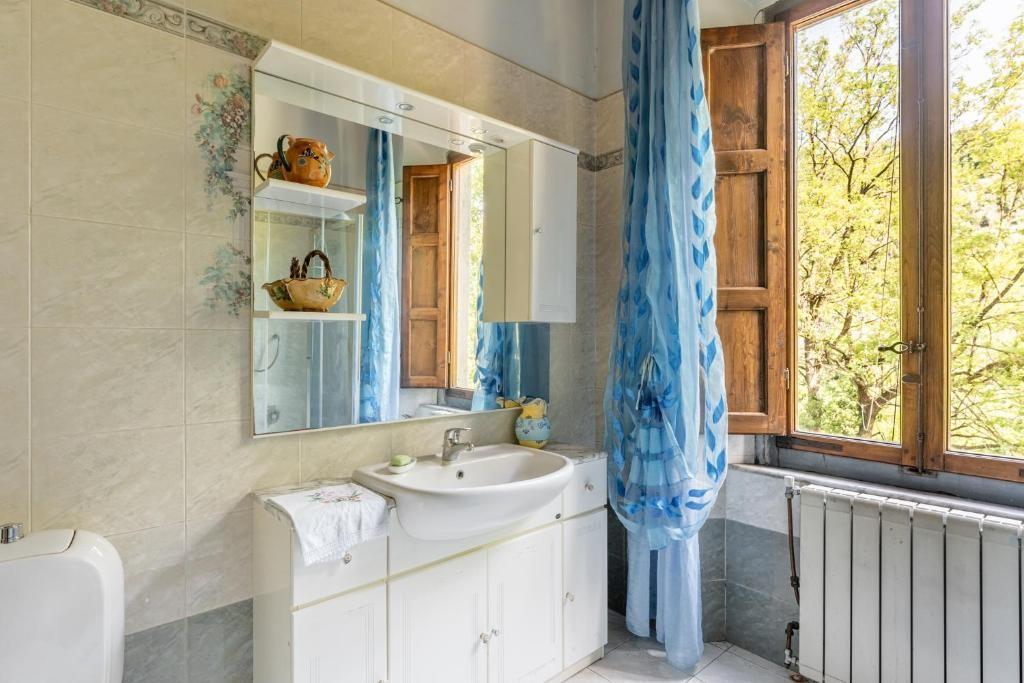 Immagine 8 di Villa in vendita  a Borgo A Mozzano