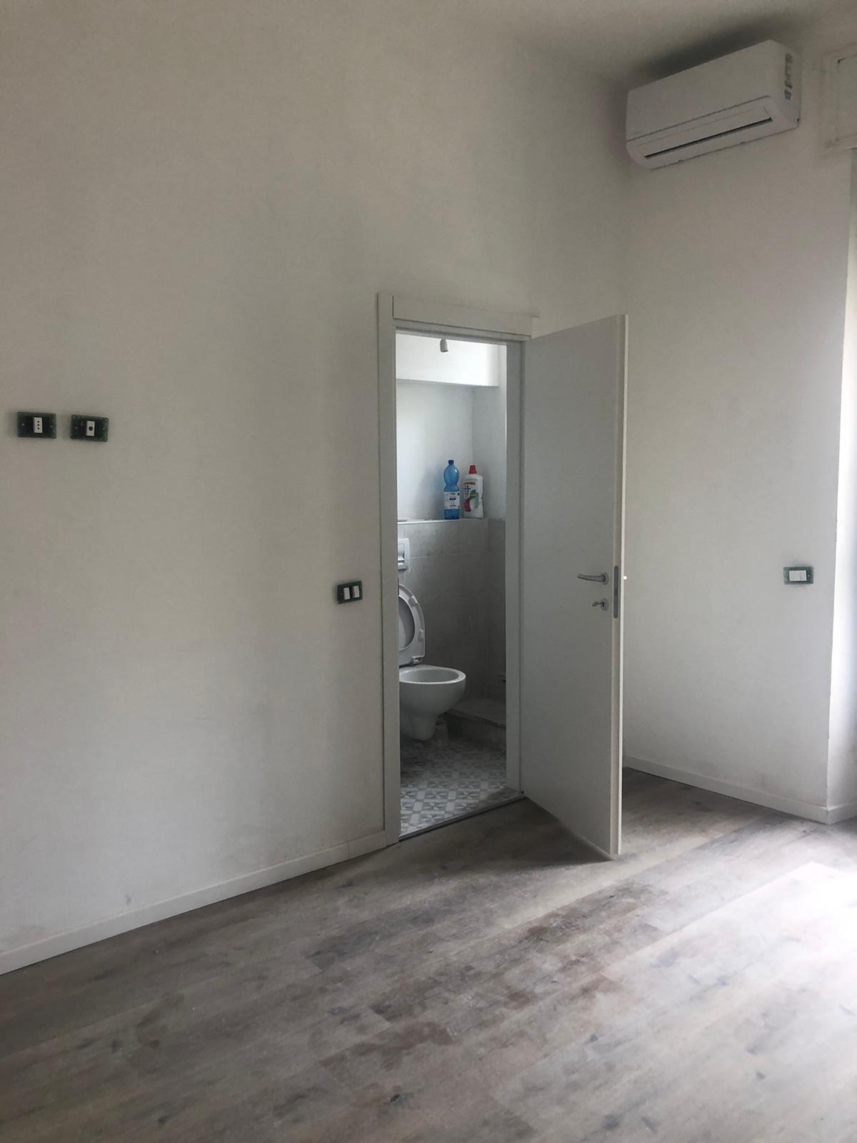 Immagine 14 di Appartamento in vendita  a Viareggio