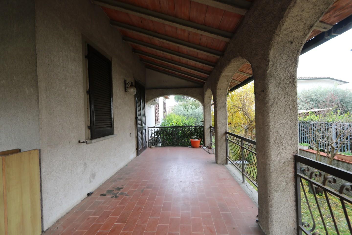 Immagine 17 di Villa in vendita  a Cascina