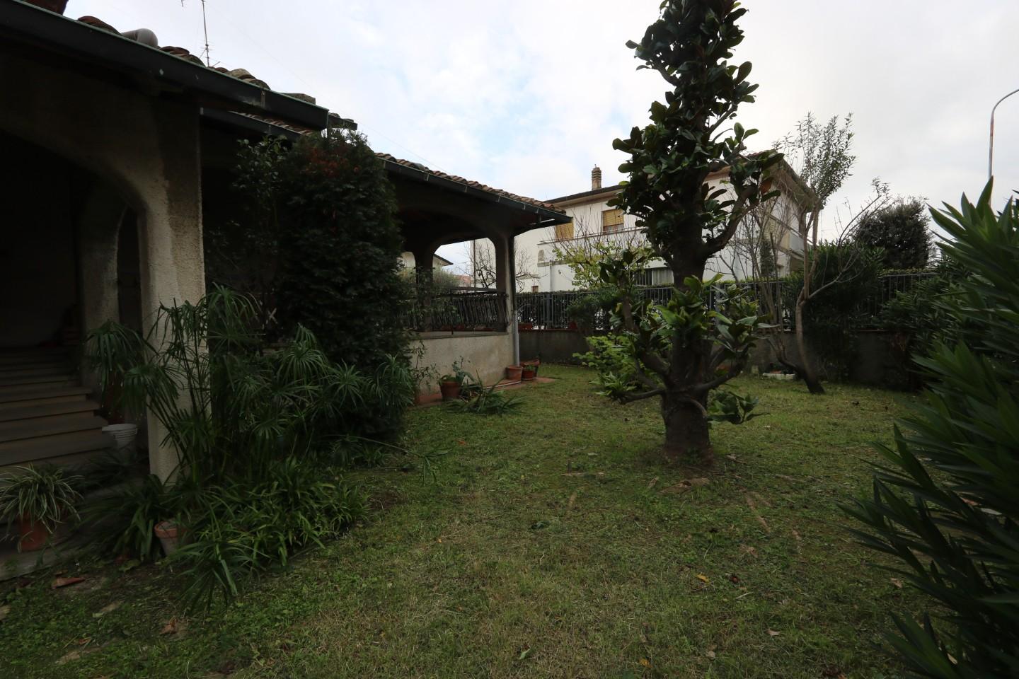 Immagine 19 di Villa in vendita  a Cascina