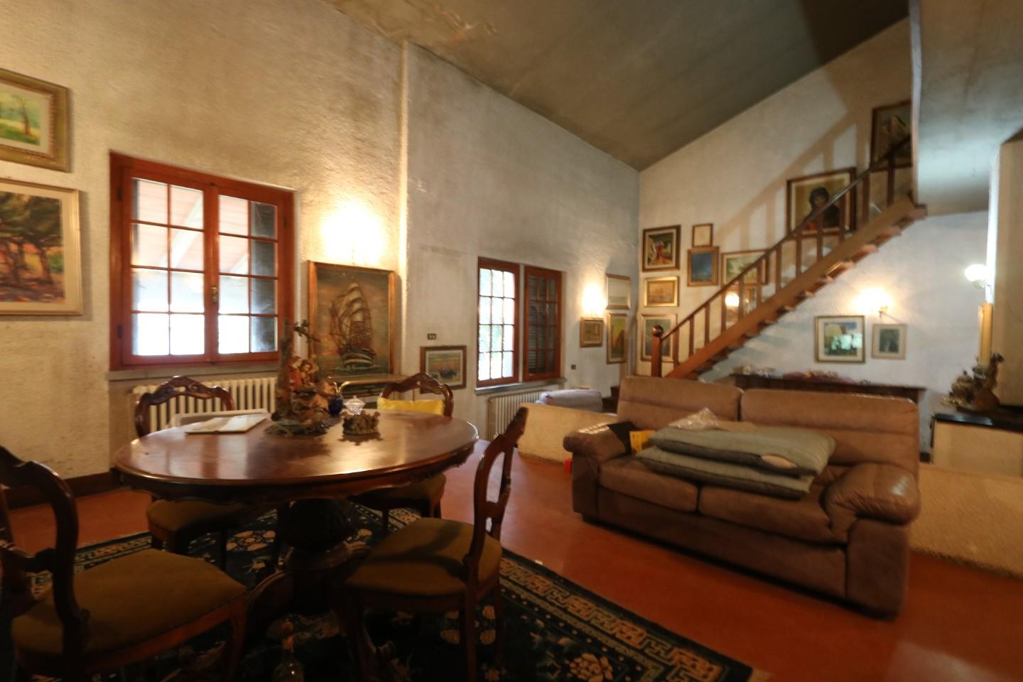 Immagine 2 di Villa in vendita  a Cascina