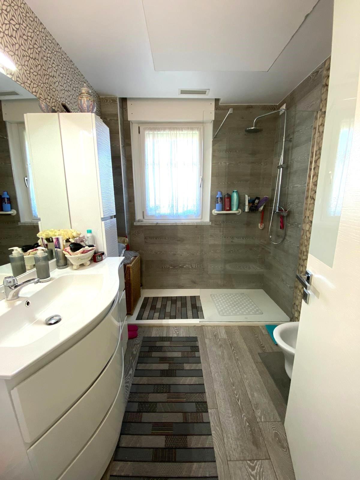 Immagine 9 di Appartamento in vendita  a Massa