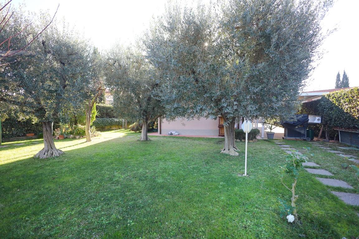 Immagine 28 di Villa in vendita  a Cascina