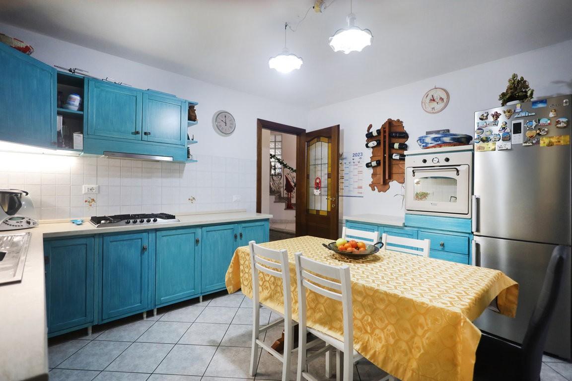 Immagine 9 di Villa in vendita  a Cascina