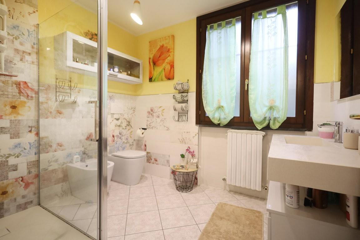 Immagine 13 di Villa in vendita  a Cascina