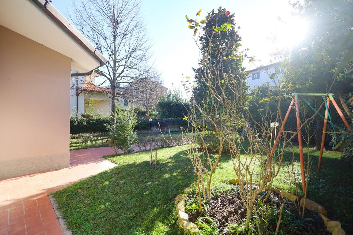 Immagine 27 di Villa in vendita  a Cascina