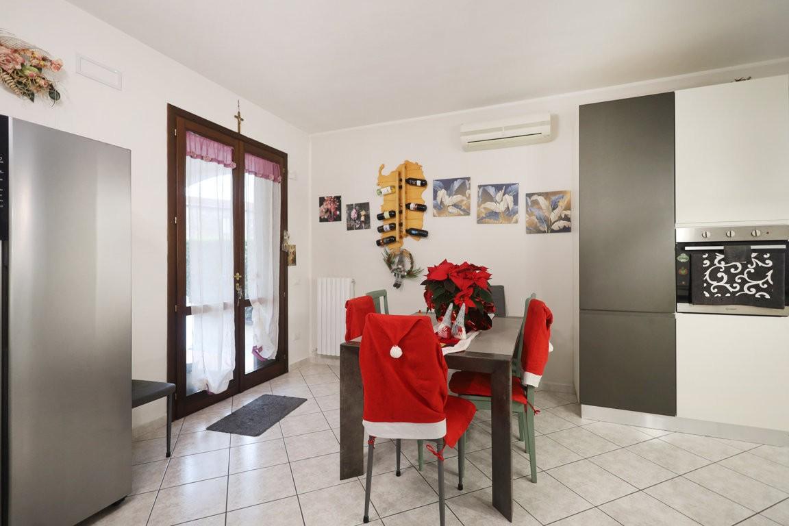 Immagine 8 di Villa in vendita  a Cascina