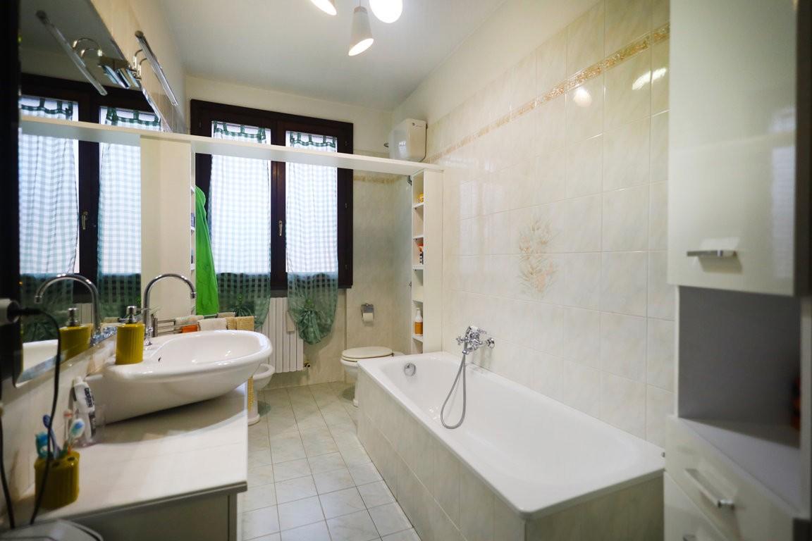 Immagine 23 di Villa in vendita  a Cascina