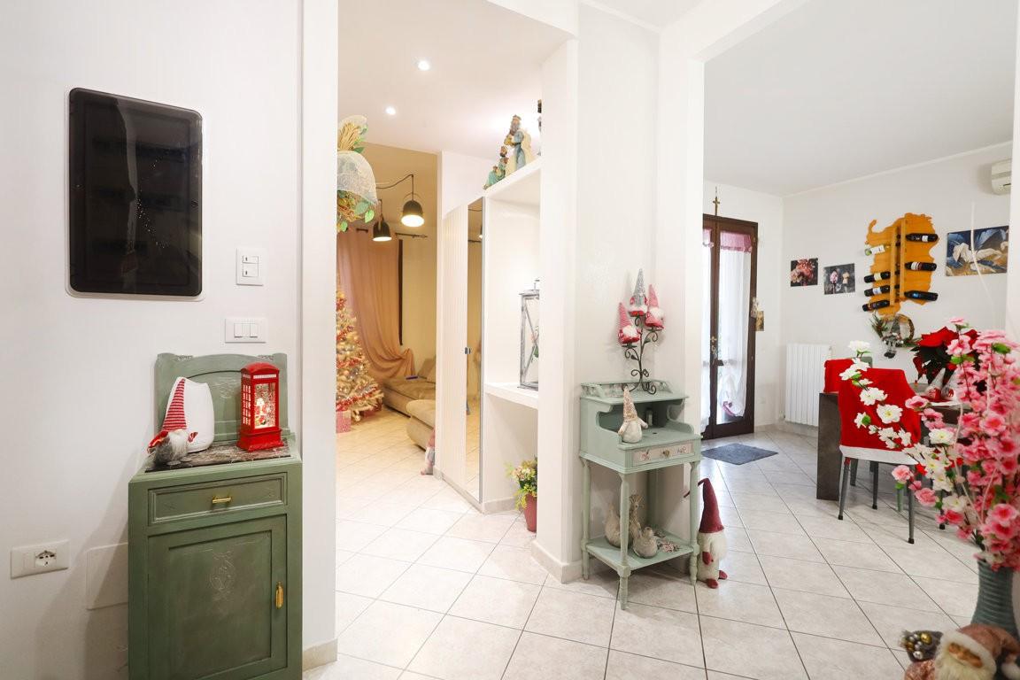 Immagine 4 di Villa in vendita  a Cascina