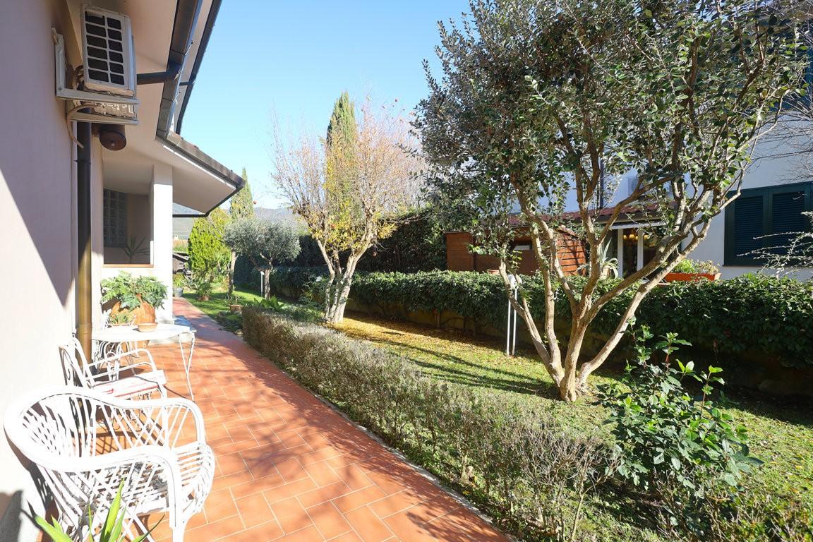 Immagine 31 di Villa in vendita  a Cascina