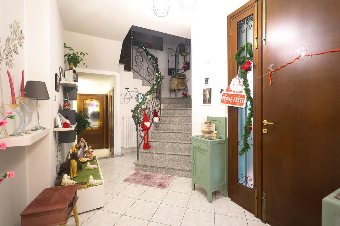 Immagine 14 di Villa in vendita  a Cascina