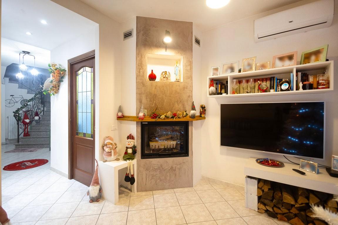 Immagine 2 di Villa in vendita  a Cascina