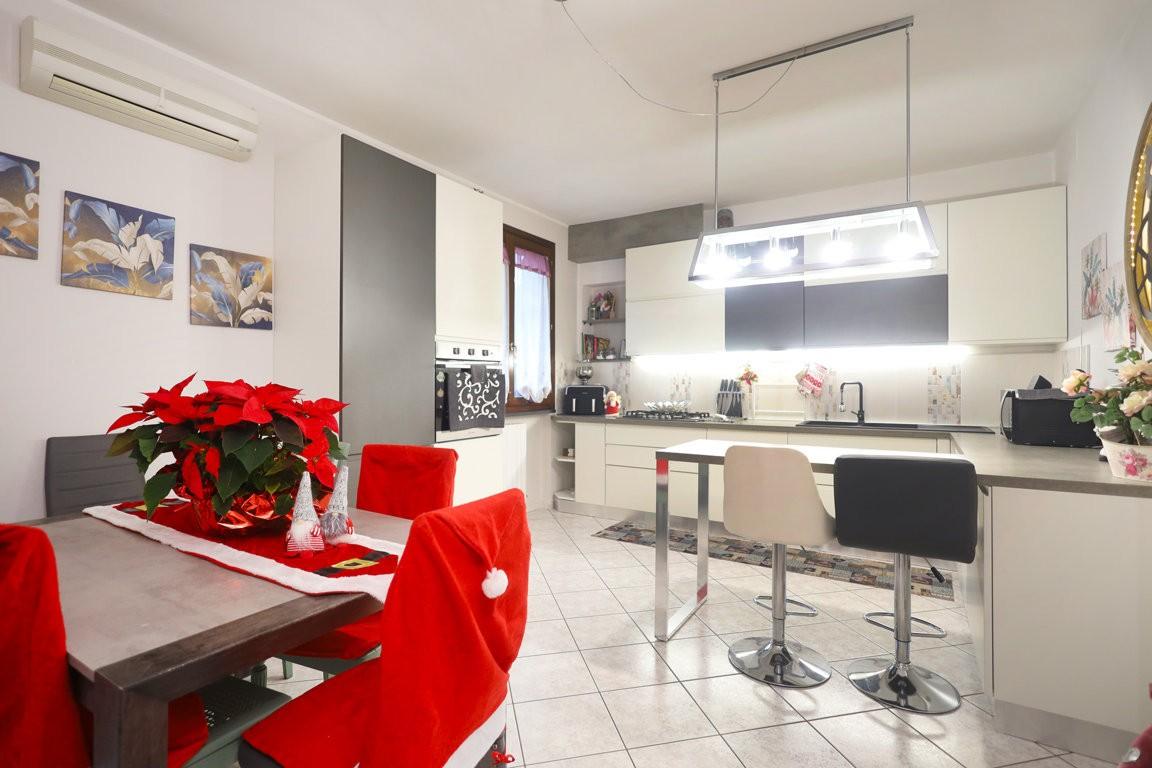 Immagine 7 di Villa in vendita  a Cascina