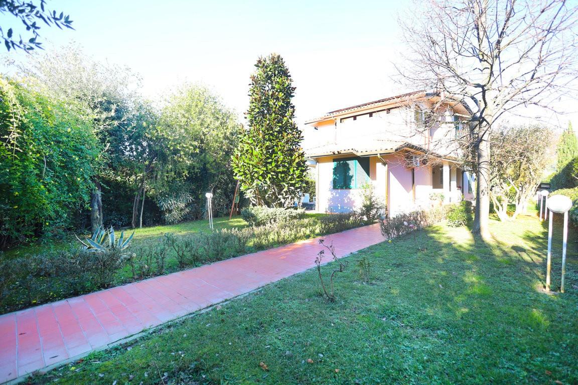Immagine 30 di Villa in vendita  a Cascina