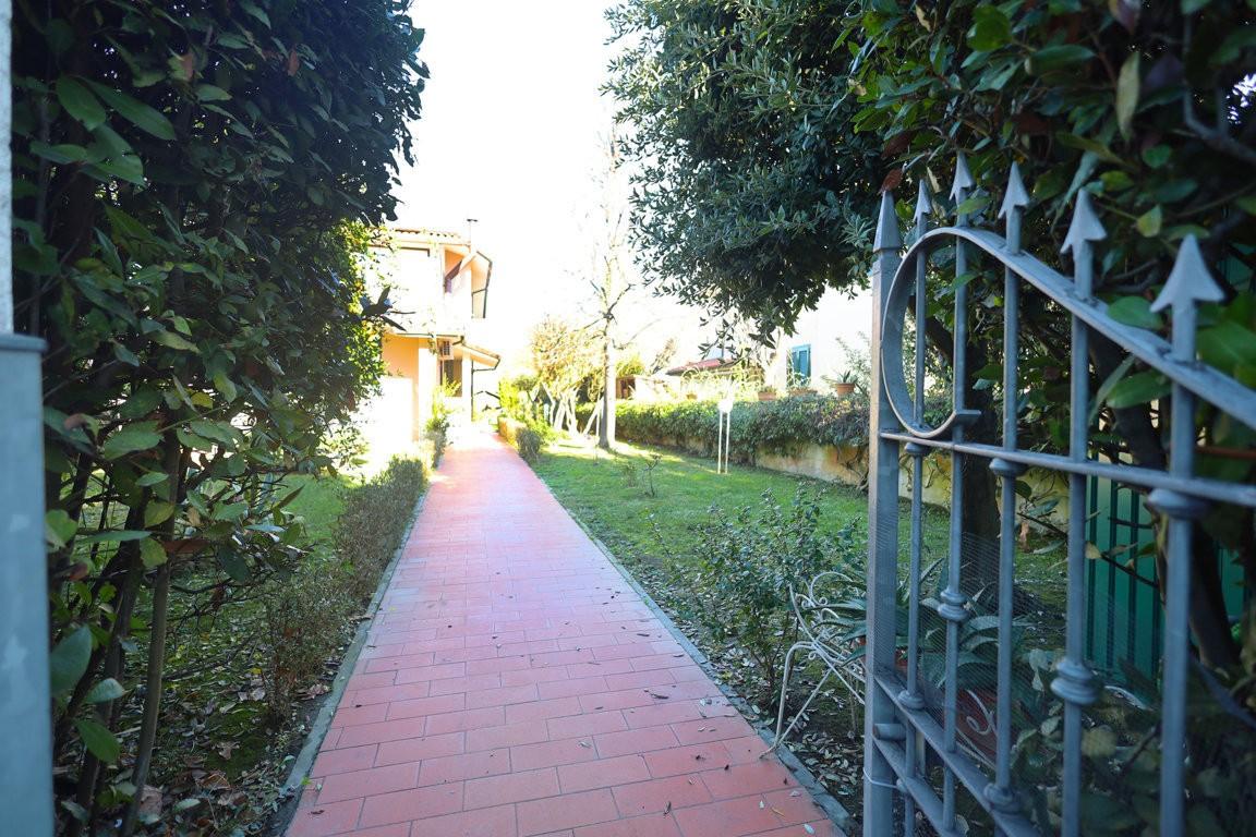 Immagine 32 di Villa in vendita  a Cascina