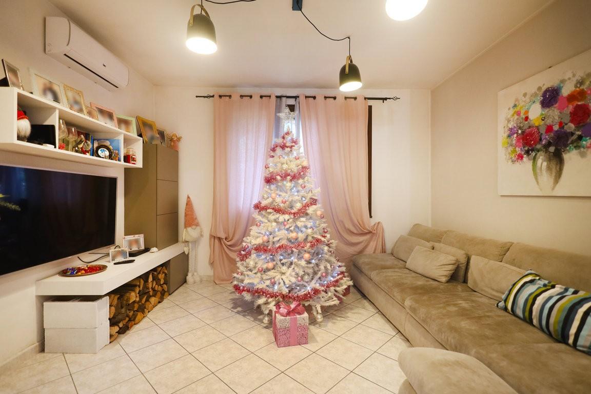 Immagine 1 di Villa in vendita  a Cascina