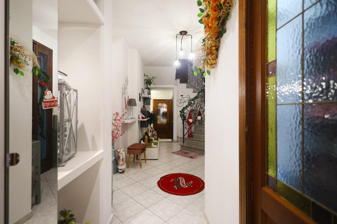 Immagine 5 di Villa in vendita  a Cascina