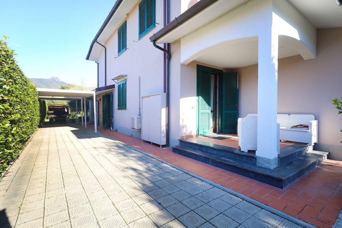 Immagine 25 di Villa in vendita  a Cascina